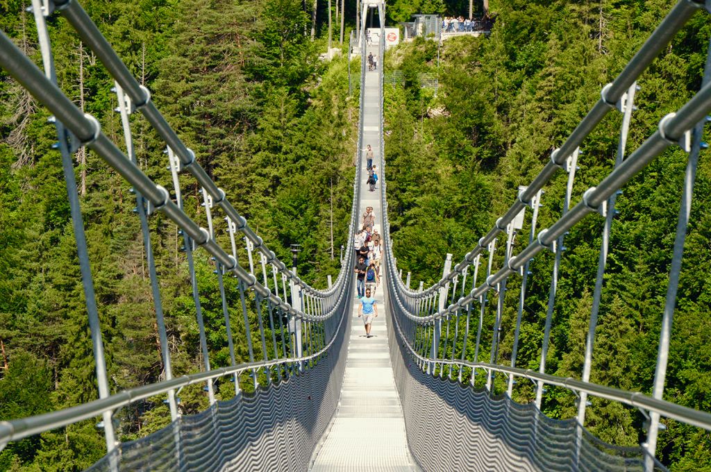 Immer geradeaus - Etwas Mut braucht es schon, die Brücke zu betreten. - © highline179